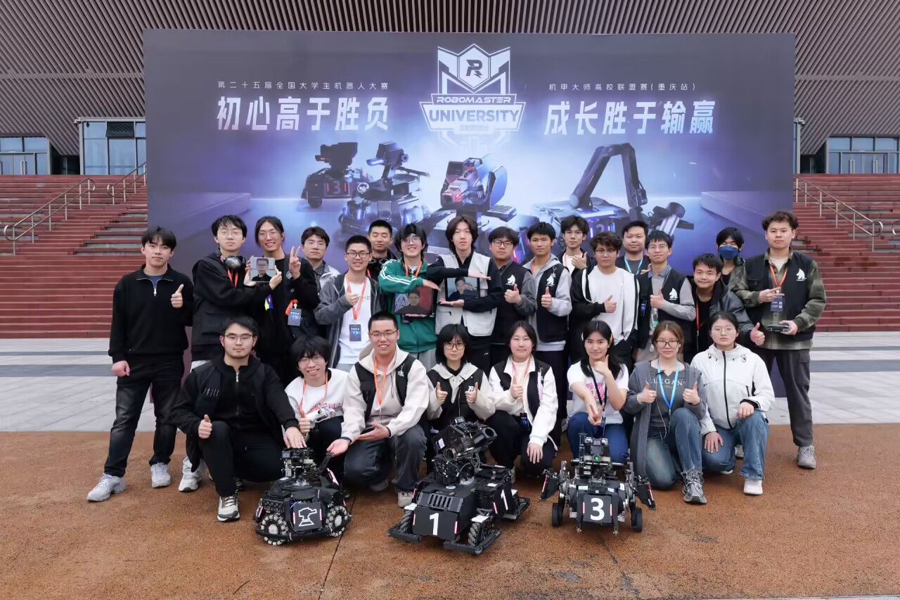 重庆大学千里战队参加 2026 高校联盟赛重庆站的队伍与机器人合影