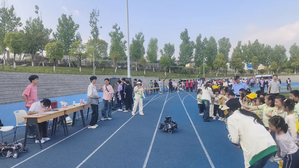 学生在操场观看千里战队机器人现场演示