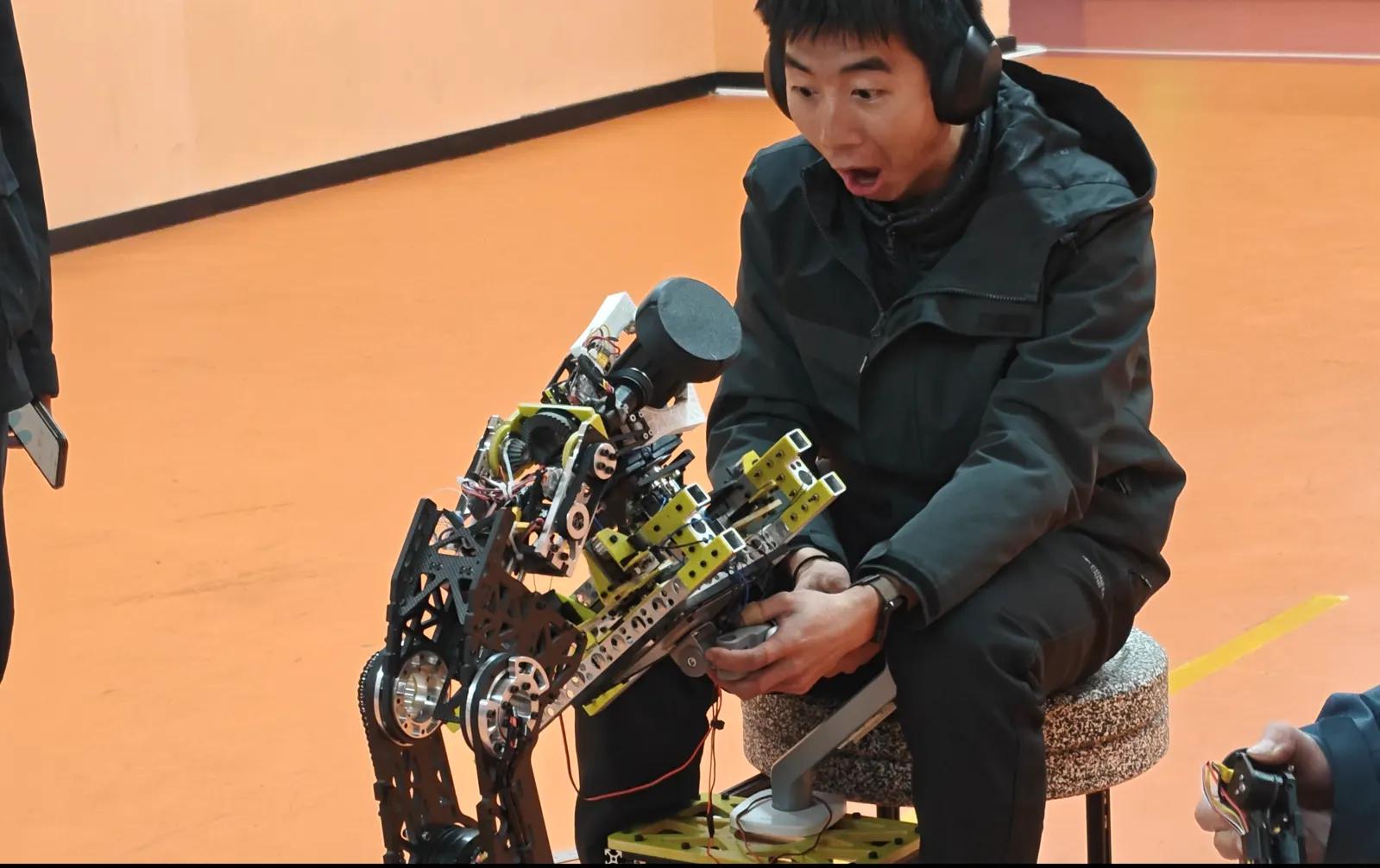队员使用同构自定义控制器操作机器人机械臂